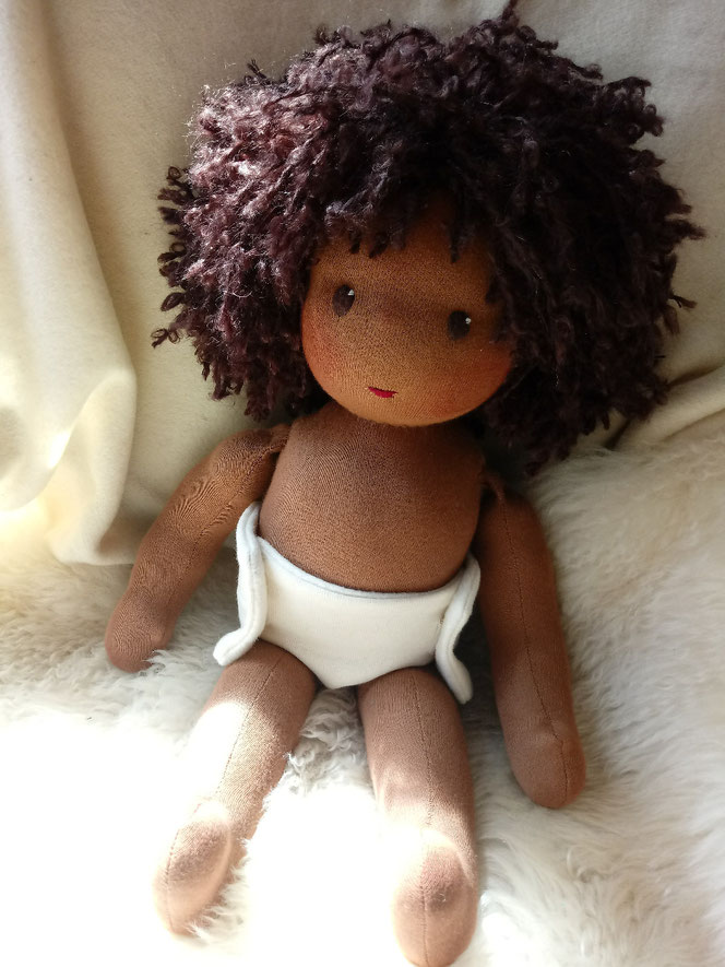 handgemachte Puppe, Waldorfart, Bio-Stoffpuppe, Handarbeit, dunkelhäutige Puppe, afrikanisch, farbige Puppe, afroamerikanisch, Wunschpuppe, individuell, Kinderpuppe, ökologisch, bio-fair, fairliebt, Puppenhandwerk, Puppenfreundin, passend zum Kind