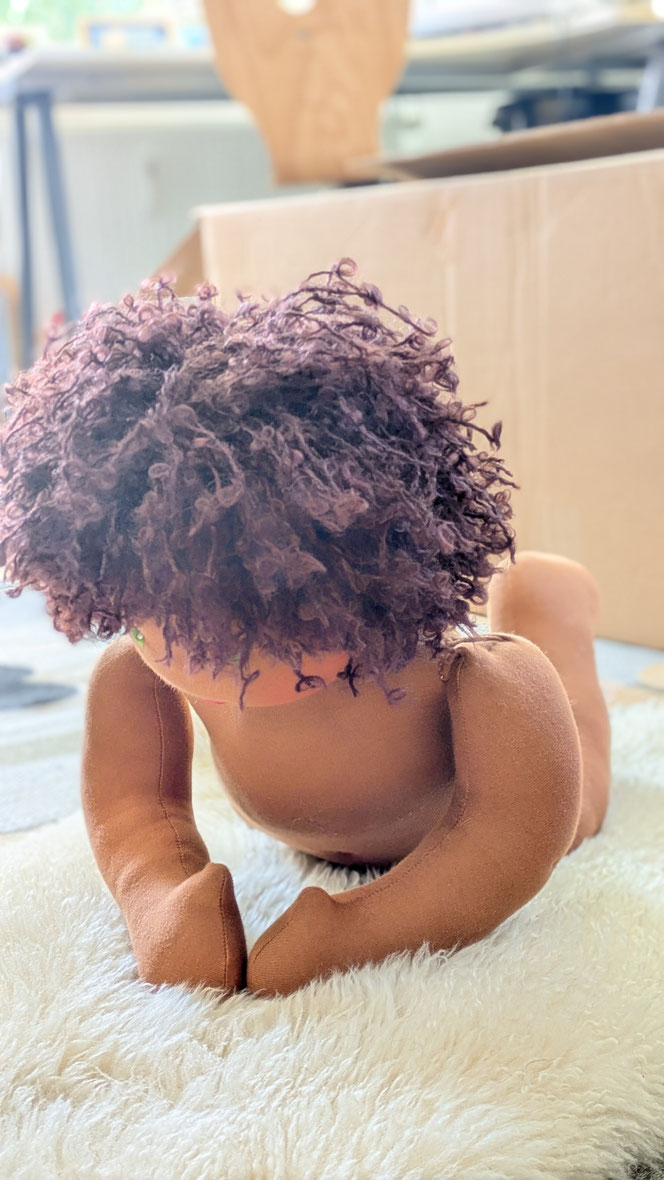 Vojtapuppe, Demopuppe, Bobathpuppe, Puppe für Kinderphysiotherapie, weiche bewegliche Therapiepuppe mit anbeugbaren Gliedern, handgemachte Stoffpuppe kaufen, Waldorfart, eigene individuelle Wunschpuppe herstellen lassen, PoC-Puppe, schwarze Puppe, Babypup