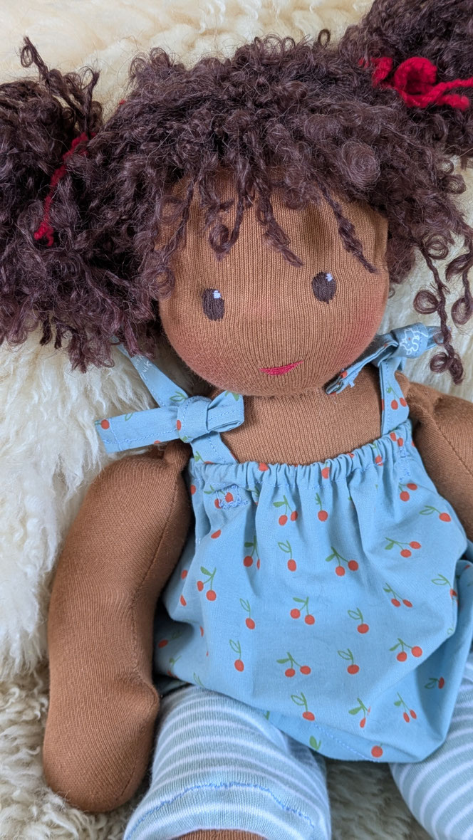 Tamika, handgemachte Stoffpuppe kaufen, afrodeutsche Puppe, schwarze Puppe, afrikanische Puppe, Waldorfart, Puppenhandwerk, ökologische Kinderpuppe, schwarzes Puppenbaby, individuelle Wunschpuppe, Stoffpuppe aus bio-fairen Naturmaterialien, diverse Puppen