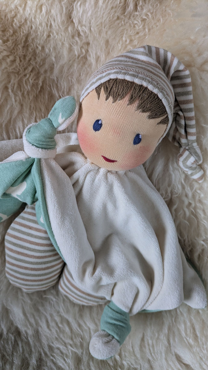 Erstlingspuppe, erste Puppe aus bio-fairen Naturmaterialien, handgemachte Stoffpuppe kaufen, Tuchpuppe, Taufgeschenk, individuelles Geburtsgeschenk, Wunschpuppe, ökologische Kinderpuppe, eigene Puppe anfertigen lassen, Puppenhandwerk, Kuschelpuppe