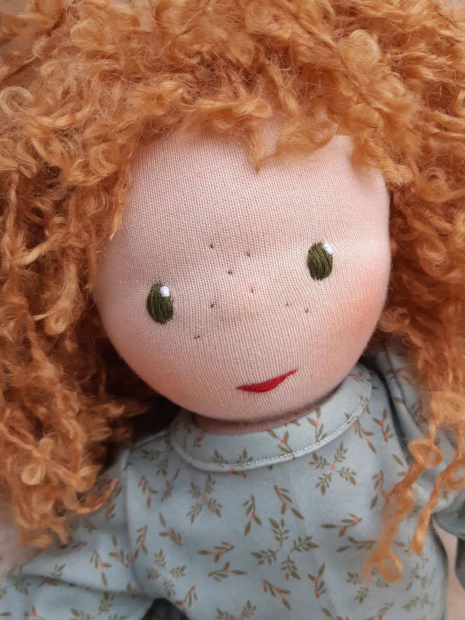 Bio-Stoffpuppe, individuelle Puppe passend zum Kind, Waldorfart, inneres Kind heilen, innere Kind Puppe, Wunschpuppe, Heilungspuppe, handgefertigte Puppe, handgemachte Puppe, hochwertig, Entwicklungstrauma, Bindungstrauma, Anteilearbeit, Puppenhandwerk