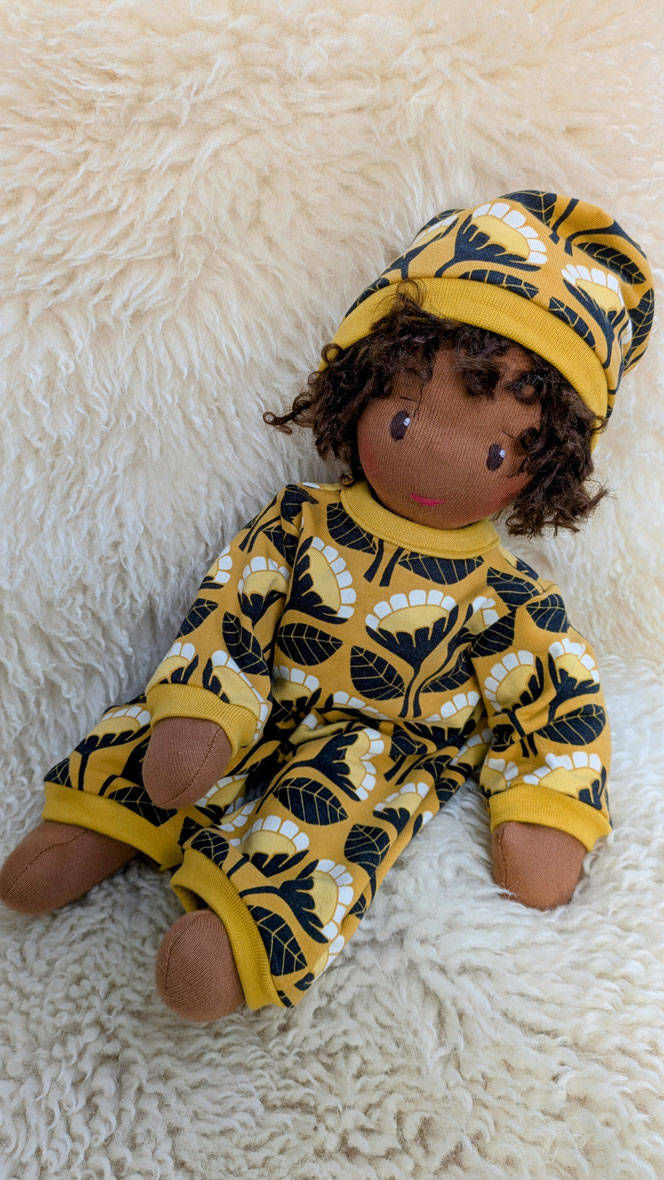 schwarze Puppe, afrodeutsche Puppe, Vielfalt und Repräsentation im Kinderzimmer, diverse Puppen, Empowerment, handgemachte Stoffpuppe kaufen, Waldorfart, individuelle Wunschpuppe, eigene Puppe herstellen lassen, die aussieht wie mein Kind, bio-faire Puppe