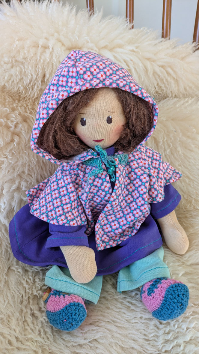 handgemachte Stoffpuppe kaufen, Waldorfart, eigene Puppe anfertigen lassen, Zuckertütenpuppe, Schultütenpuppe, Einschulungsgeschenk, individuelle Wunschpuppe, Puppenhandwerk, lebenslange Puppenfreunde, Puppe nach Kinderfotos herstellen lassen, bio-fair