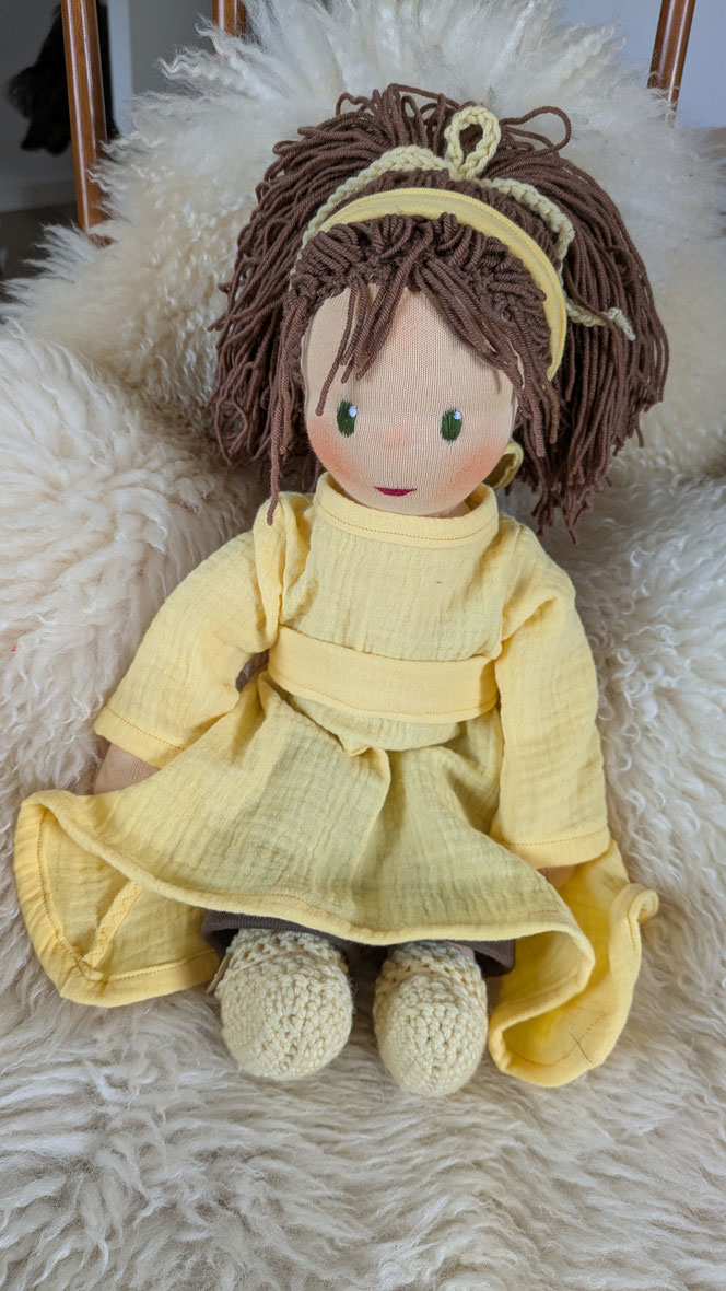 handgemachte Stoffpuppe kaufen, Waldorfart, eigene Puppe anfertigen lassen, individuelle Wunschpuppe, Puppenhandwerk,  Heilungspuppe, inneres Kind Puppe, Puppenfreundin fürs Leben, ökologische Stoffpuppe, bio-fair, Selbstfürsorge, diverse Puppen