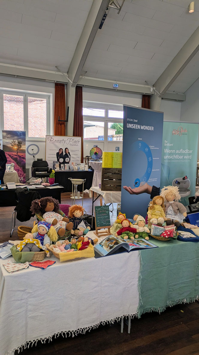 Puppenmacherin, handgemachte Stoffpuppe kaufen, Waldorfart, individuelle Wunschpuppe anfertigen lassen, eigene Puppe herstellen lassen, visionäre Frauenmesse, Jork, Altes Land, ökologische Kinderpuppe, diverse Puppen,Therapiepuppe, Kinder empowern