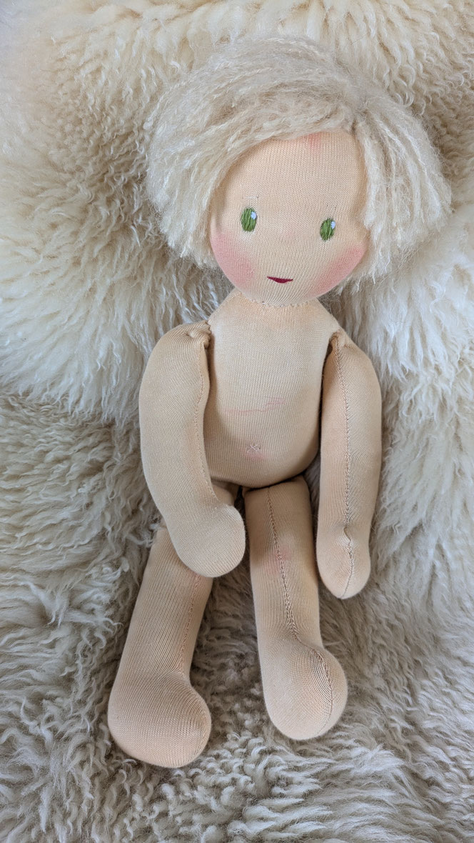handgemachte Stoffpuppe kaufen, Waldorfart, eigene Heilungspuppe anfertigen lassen, inneres Kind Puppe, Waldorfart, individuelle Wunschpuppe, Puppenhandwerk, Puppe nach alten Kinderfotos herstellen lassen, Anteilearbeit, Bindungstrauma, alte Wunden heilen