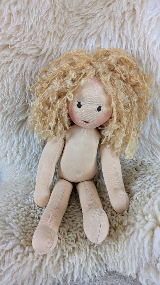 handgemachte Stoffpuppe kaufen, Waldorfart, eigene Heilungspuppe anfertigen lassen, inneres Kind Puppe, individuelle Wunschpuppe, Puppenhandwerk, Puppe nach alten Kinderfotos herstellen lassen, Anteilearbeit, Selbstfürsorge, sich selbst umarmen