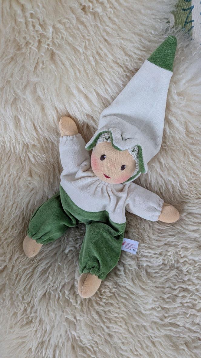 handgemachte Stoffpuppe kaufen, Waldorfart, Blütenkind-Schlamperle, Frühblüher, Schneeglöckchen, Hyazinthe, Narzisse, Osterglocke, Primelchen, Jahreszeitentisch, erste Puppe, lebenslanger Begleiter, eigene Puppe herstellen lassen, ökologische Kinderpuppe