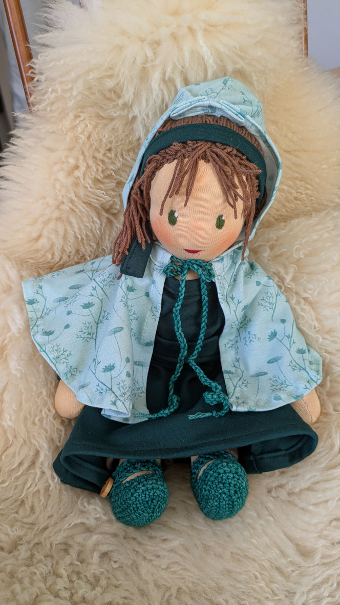 handgemachte Stoffpuppe kaufen, Waldorfart, eigene Puppe anfertigen lassen, individuelle Wunschpuppe, Puppenhandwerk,  Heilungspuppe, inneres Kind Puppe, Puppenfreundin fürs Leben, ökologische Stoffpuppe, bio-fair, Selbstfürsorge, diverse Puppen