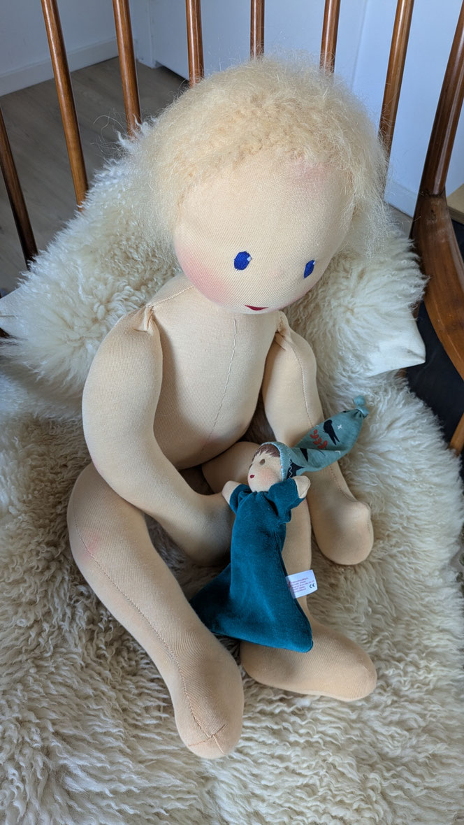 Therapiepuppe für die Kinderphysiotherapie nach z.B. Vojta oder Bobath, Demopuppe, Schulungspuppe, Übungspuppe, weiche bewegliche Therapiepuppe mit anbeugbaren Gliedern, handgemachte Stoffpuppe kaufen, Waldorfart, flexible lebensgroße Babypuppe