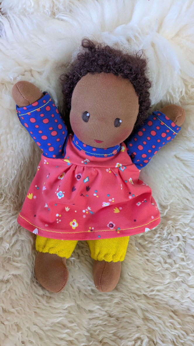 handgemachte Stoffpuppe kaufen, PoC-Puppe, PoC-Püppchen, schwarze Puppe, afrikanische Puppe, Diversität im Kinderzimmer, diskriminierungssensibel, vorurteilsfrei, Waldorfart, eigene Puppe anfertigen lassen, individuelle Wunschpuppe, Puppenhandwerk