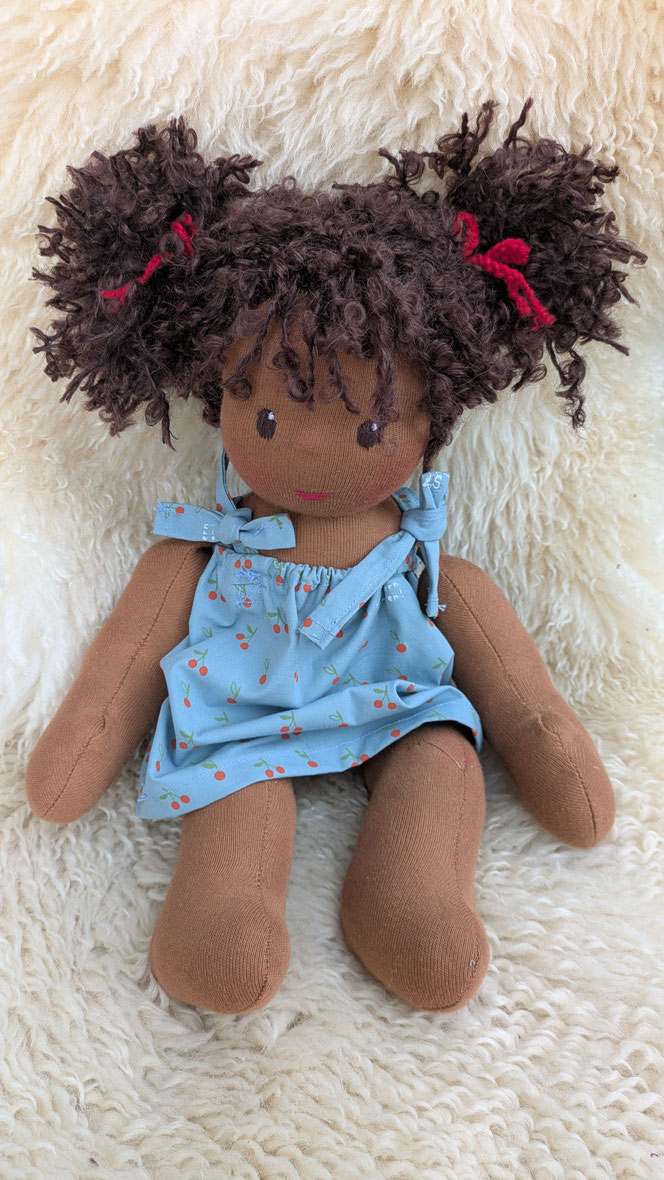 Tamika, handgemachte Stoffpuppe kaufen, afrodeutsche Puppe, schwarze Puppe, afrikanische Puppe, Waldorfart, Puppenhandwerk, ökologische Kinderpuppe, schwarzes Puppenbaby, individuelle Wunschpuppe, Stoffpuppe aus bio-fairen Naturmaterialien, diverse Puppen