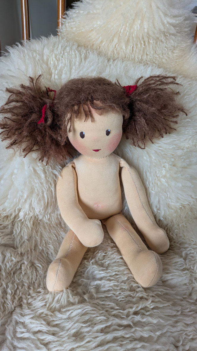 handgemachte Stoffpuppe kaufen, Piratenpuppe, Piratenmädchen, Waldorfart, eigene Puppe anfertigen lassen, individuelle Wunschpuppe, Puppenhandwerk, genderneutrale Puppe, Puppe die aussieht wie mein Kind, toughe coole Puppe, Kinder stärken, Kinder empowern