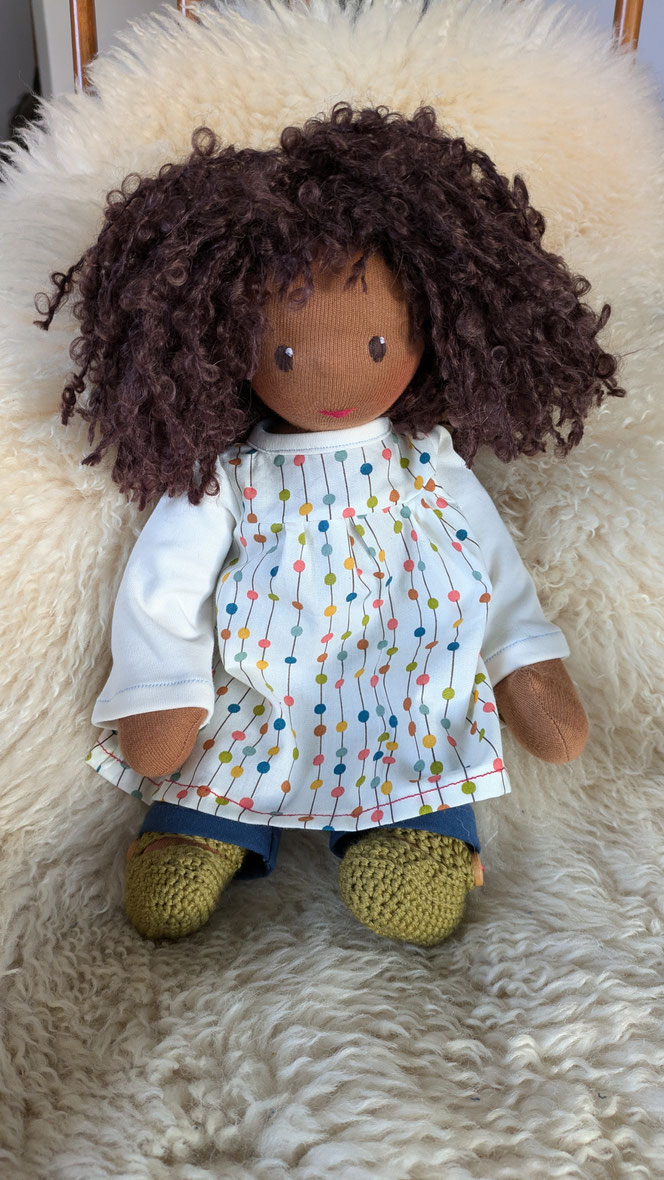 handgemachte Stoffpuppe kaufen, Waldorfart, eigene Puppe anfertigen lassen, individuelle Wunschpuppe, Puppenhandwerk, schwarze Puppe, BiPoC, afrodeutsche Puppe, Puppenfreundin fürs Leben, ökologische Kinderpuppe, bio-faire Naturmaterialien