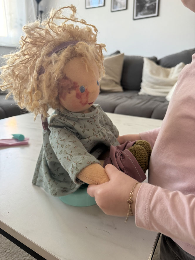 handgemachte Stoffpuppe kaufen, Waldorfart, eigene Puppe anfertigen lassen,individuelle Wunschpuppe, Puppenhandwerk, Puppe die aussieht wie mein Kind, nach Kinderfotos, Puppe mit Feuermal, Naevus flammeus, Hautstigma, Hautauffälligkeit, Hifsmittel, Empowe