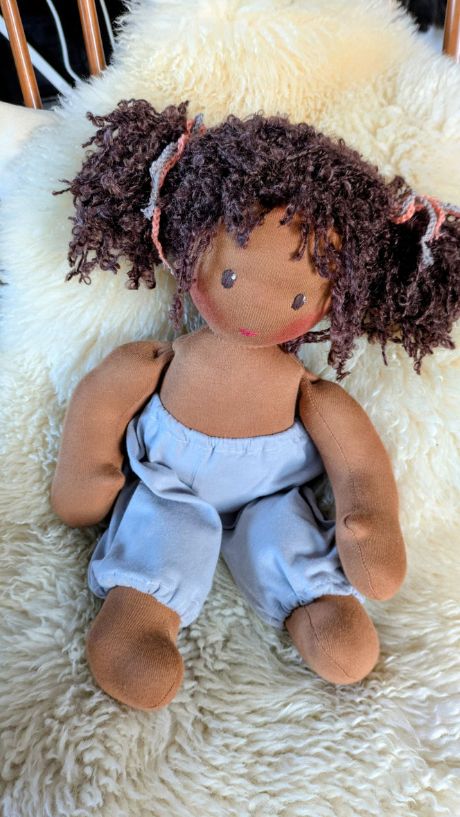 schwarze Puppe, PoC-Puppe, afrodeutsche Puppe, Vielfalt und Repräsentation im Kinderzimmer, diverse Puppen, Empowerment, handgemachte Stoffpuppe kaufen, Waldorfart, individuelle Wunschpuppe, eigene Puppe herstellen lassen, die aussieht wie mein Kind
