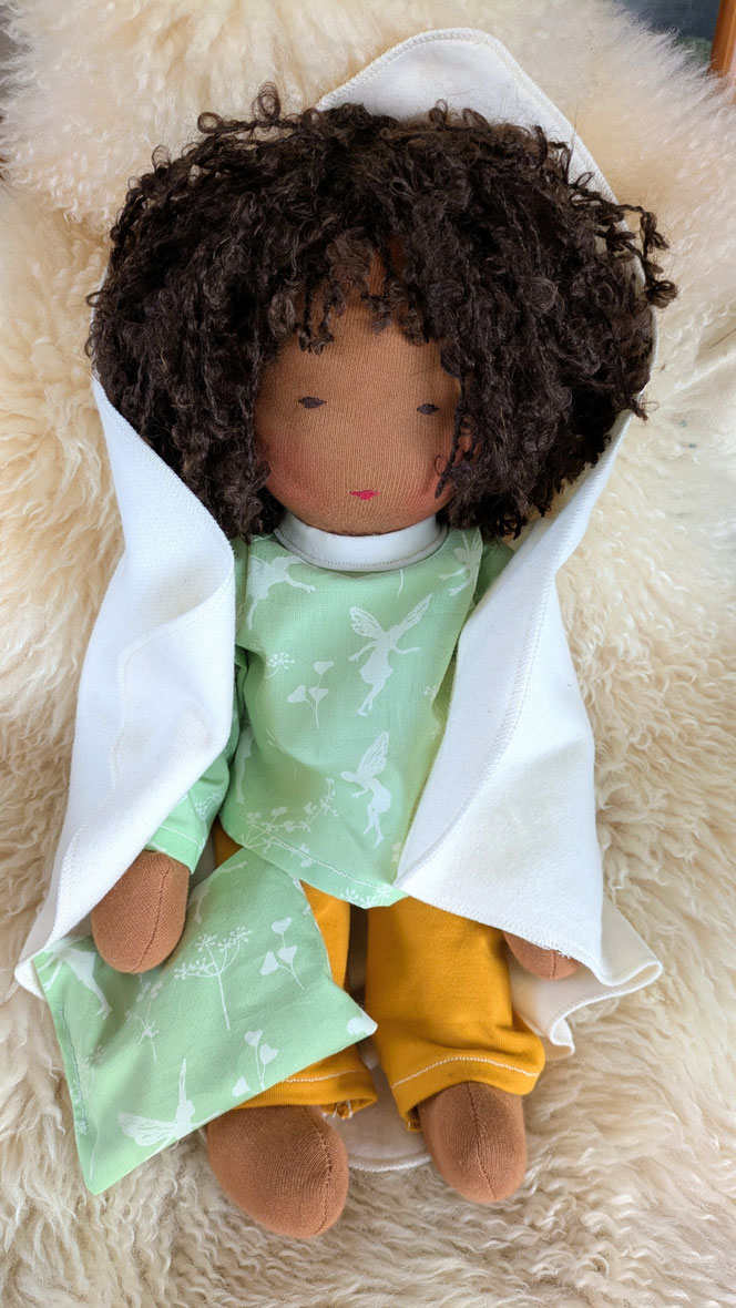 schwarze Puppe, afrodeutsche Puppe, Vielfalt und Repräsentation im Kinderzimmer, diverse Puppen, Empowerment, handgemachte Stoffpuppe kaufen, Waldorfart, individuelle Wunschpuppe, eigene Puppe herstellen lassen, die aussieht wie mein Kind, Puppenjunge