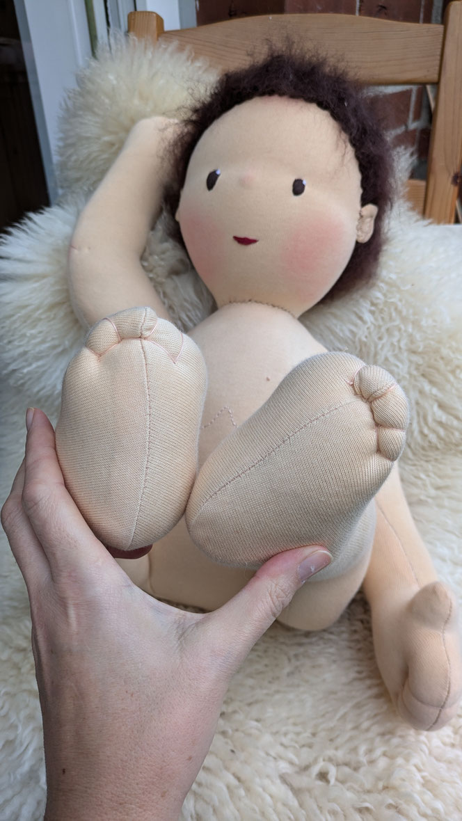 Therapiepuppe für die Kinderphysiotherapie nach z.B. Vojta oder Bobath, Demopuppe, Schulungspuppe, Übungspuppe, weiche bewegliche Therapiepuppe mit anbeugbaren Gliedern, handgemachte Stoffpuppe kaufen, Waldorfart, flexible lebensgroße Babypuppe
