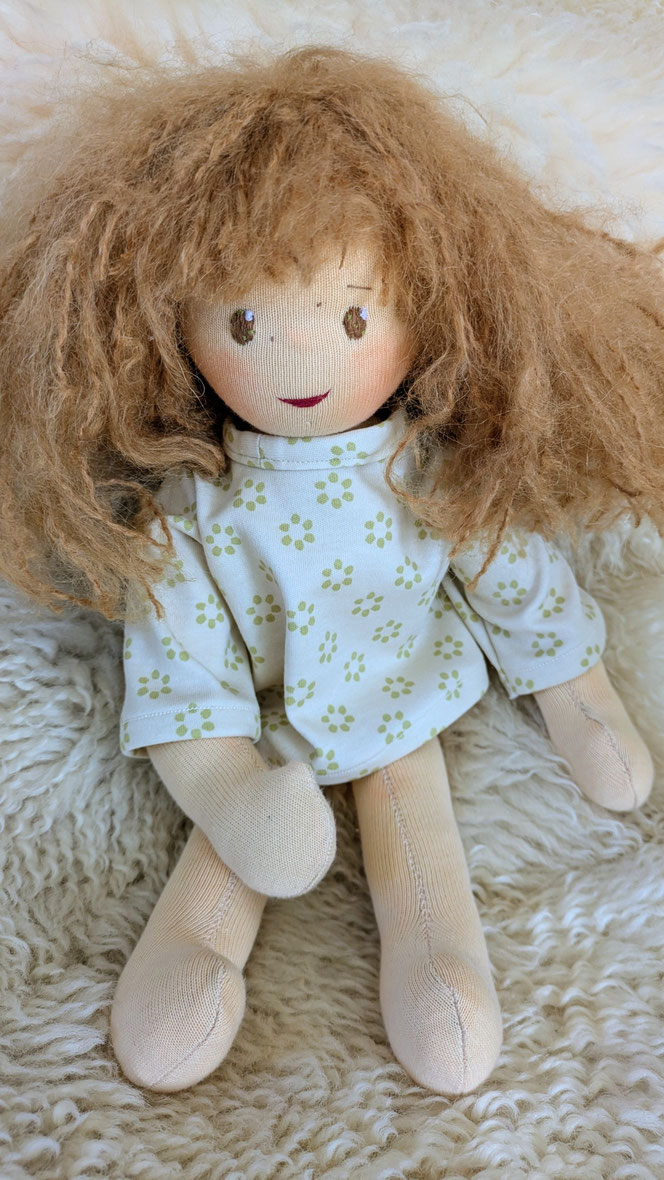 handgemachte Stoffpuppe kaufen, Waldorfart, eigene Puppe anfertigen lassen, individuelle Wunschpuppe, Puppenhandwerk,  Heilungspuppe, inneres Kind Puppe, Puppenfreundin fürs Leben, ökologische Stoffpuppe, bio-fair, Selbstfürsorge, diverse Puppen