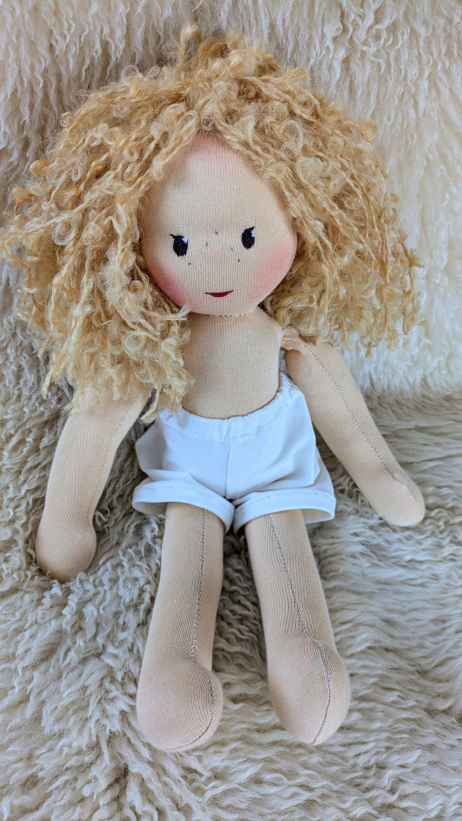 handgemachte Stoffpuppe kaufen, Waldorfart, eigene Heilungspuppe anfertigen lassen, inneres Kind Puppe, individuelle Wunschpuppe, Puppenhandwerk, Puppe nach alten Kinderfotos herstellen lassen, Anteilearbeit, Selbstfürsorge, sich selbst umarmen