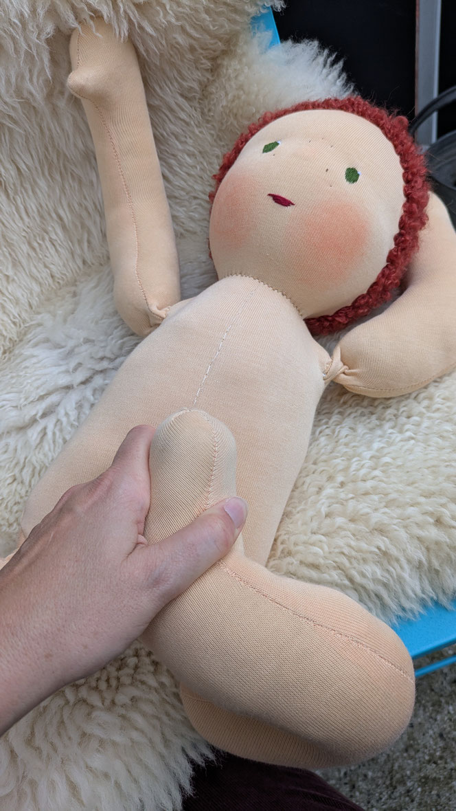 Zukunft-Huber-Puppe, Zukunft-Huber, dreidimensionale manuelle Fußtherapie, Therapiepuppe, Demopuppe, Kinderphysiotherapie, Stoffpuppe mit anbeugbaren Gliedern, eigene Wunschpuppe herstellen lassen, Puppenhandwerk, handgemachte Stoffpuppe kaufen, divers