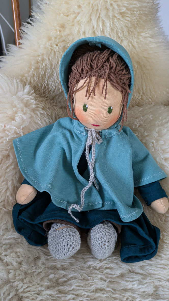 handgemachte Stoffpuppe kaufen, Waldorfart, eigene Puppe anfertigen lassen, individuelle Wunschpuppe, Puppenhandwerk,  Heilungspuppe, inneres Kind Puppe, Puppenfreundin fürs Leben, ökologische Stoffpuppe, bio-fair, Selbstfürsorge, diverse Puppen