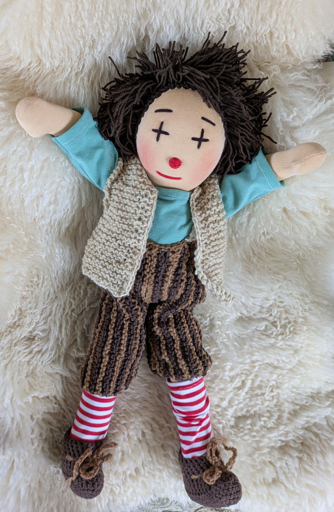 handgemachte Stoffpuppe kaufen, Waldorfart, eigene Wunschpuppe anfertigen lassen, inneres Kind Puppe, Waldorfart, individuell, Puppenhandwerk, Puppe nach Fotos herstellen lassen, Clownpuppe, Multikulti, Puppenhandwerk, bio-fair, ökofairliebt, ökologisch