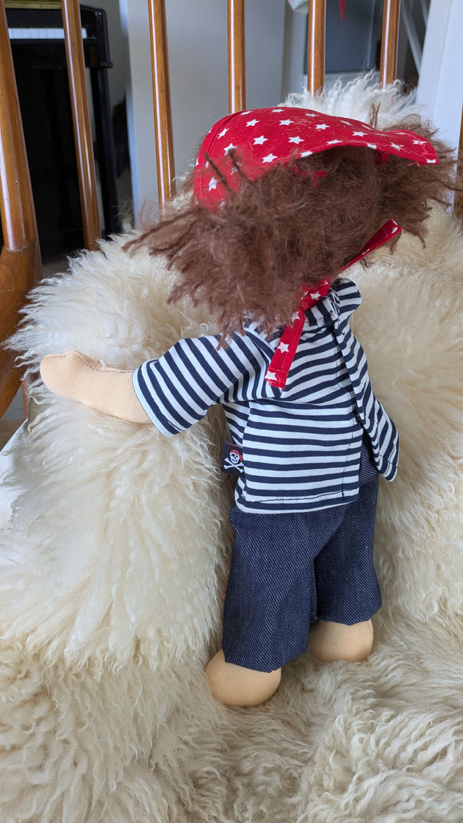 handgemachte Stoffpuppe kaufen, Piratenpuppe, Piratenmädchen, Waldorfart, eigene Puppe anfertigen lassen, individuelle Wunschpuppe, Puppenhandwerk, genderneutrale Puppe, Puppe die aussieht wie mein Kind, toughe coole Puppe, Kinder stärken, Kinder empowern