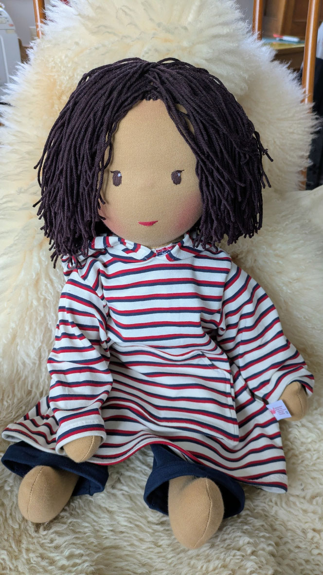 asiatische Puppe, POC-Puppe, Vielfalt und Repräsentation im Kinderzimmer, diverse Puppen, Empowerment, handgemachte Stoffpuppe kaufen, Waldorfart, individuelle Wunschpuppe, eigene Puppe herstellen lassen, die aussieht wie mein Kind, vorurteilsfrei erziehe