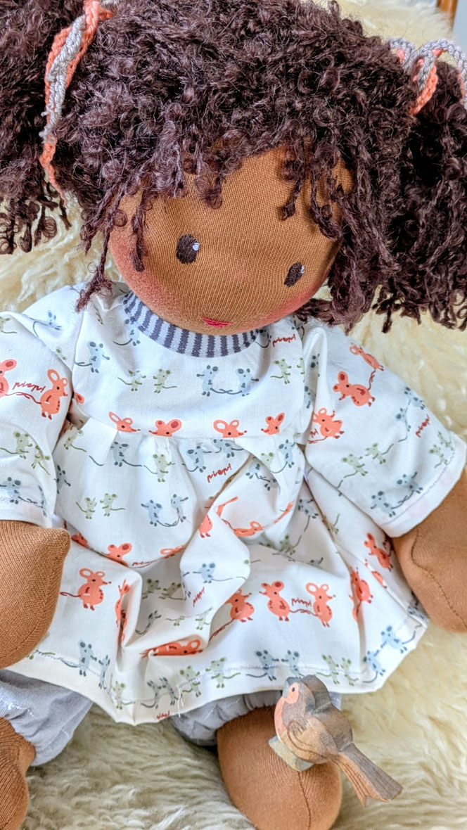 schwarze Puppe, PoC-Puppe, afrodeutsche Puppe, Vielfalt und Repräsentation im Kinderzimmer, diverse Puppen, Empowerment, handgemachte Stoffpuppe kaufen, Waldorfart, individuelle Wunschpuppe, eigene Puppe herstellen lassen, die aussieht wie mein Kind