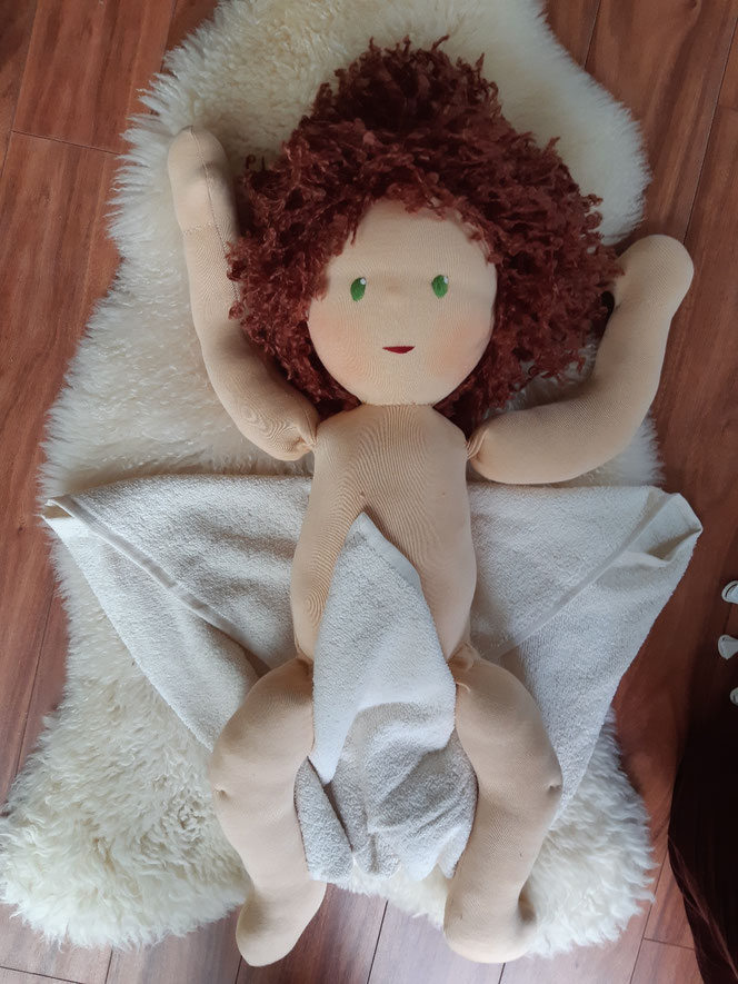 Therapiepuppe für die Kinderphysiotherapie nach z.B. Vojta oder Bobath, Demopuppe, Schulungspuppe, Übungspuppe, weiche bewegliche Therapiepuppe mit anbeugbaren Gliedern, handgemachte Stoffpuppe kaufen, Waldorfart, flexible lebensgroße Babypuppe