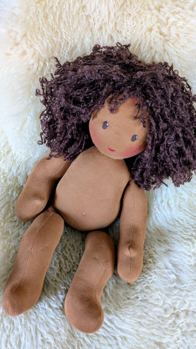 schwarze Puppe, PoC-Puppe, afrodeutsche Puppe, Vielfalt und Repräsentation im Kinderzimmer, diverse Puppen, Empowerment, handgemachte Stoffpuppe kaufen, Waldorfart, individuelle Wunschpuppe, eigene Puppe herstellen lassen, die aussieht wie mein Kind