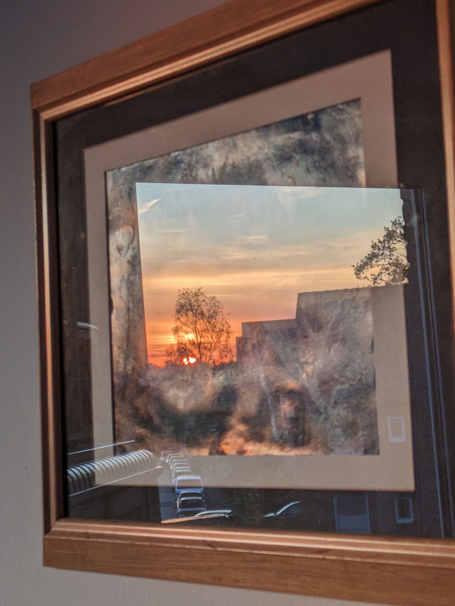 Ich liebe die Abendsonne in meinem Wohnzimmer - hier als Spiegelung in einem Bild über meinem Klavier 🧡