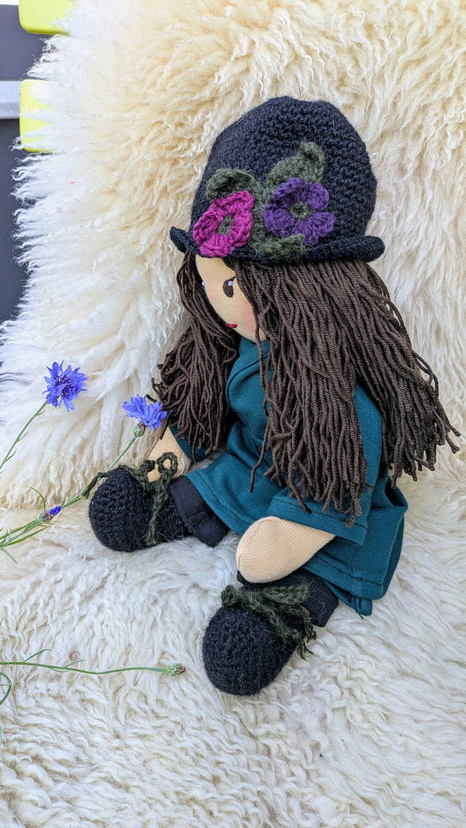 handgemachte Stoffpuppe kaufen, Waldorfart, eigene Puppe anfertigen lassen, Heilungspuppe, inneres Kind Puppe nach Fotos, individuelle Wunschpuppe, Puppenhandwerk, verletzte Anteile integrieren, Anteilearbeit, inneres Kind heilen, inneres Kind verkörpern