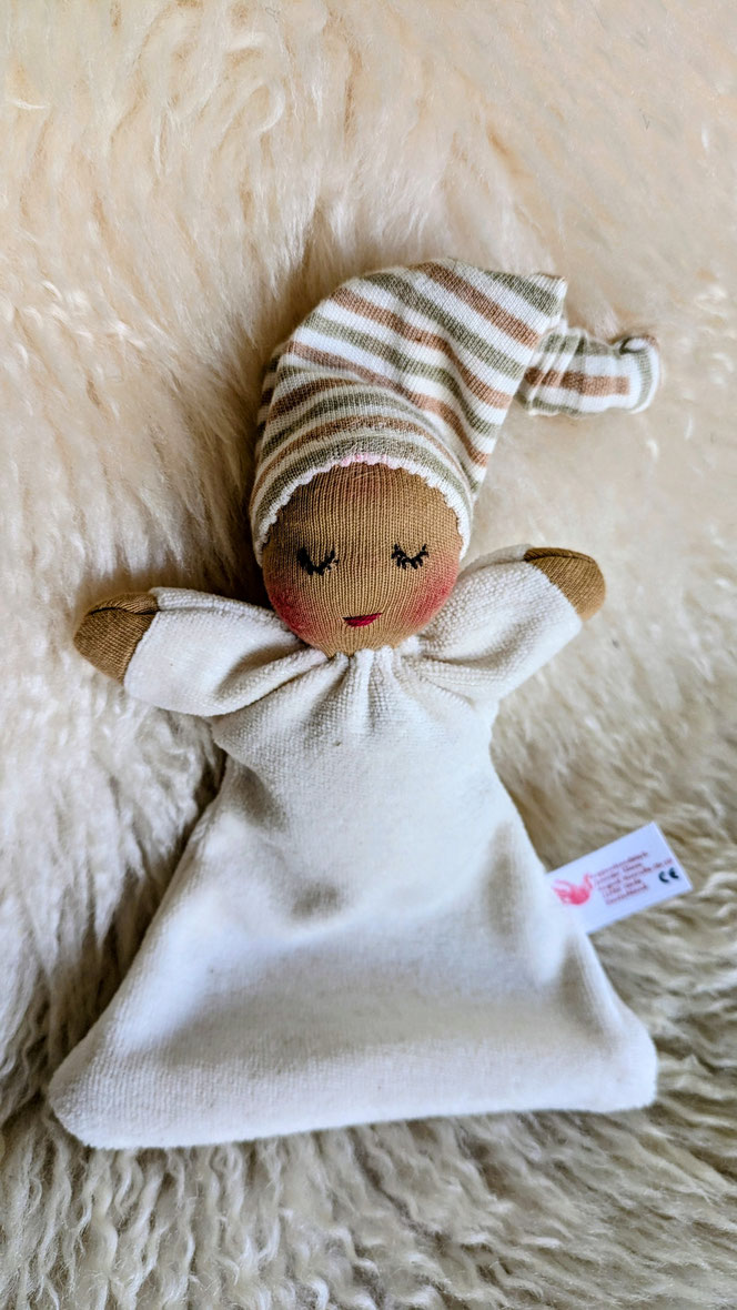 Puppenmacherin, handgemachte Stoffpuppe kaufen, Waldorfart, individuelle Wunschpuppe anfertigen lassen, eigene Puppe herstellen lassen, visionäre Frauenmesse, Jork, Altes Land, ökologische Kinderpuppe, diverse Puppen,Nuckelpüppchen, erste Puppe, Greifling