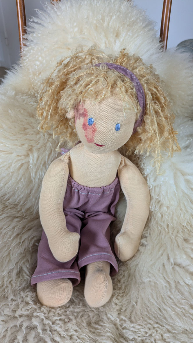 handgemachte Stoffpuppe kaufen, Waldorfart, eigene Puppe anfertigen lassen,individuelle Wunschpuppe, Puppenhandwerk, Puppe die aussieht wie mein Kind, nach Kinderfotos, Puppe mit Feuermal, Naevus flammeus, Hautstigma, Hautauffälligkeit, Hifsmittel, Empowe