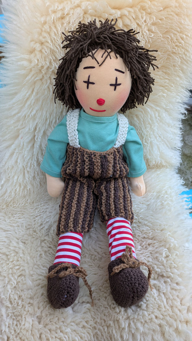 handgemachte Stoffpuppe kaufen, Waldorfart, eigene Wunschpuppe anfertigen lassen, inneres Kind Puppe, Waldorfart, individuell, Puppenhandwerk, Puppe nach Fotos herstellen lassen, Clownpuppe, Multikulti, Puppenhandwerk, bio-fair, ökofairliebt, ökologisch