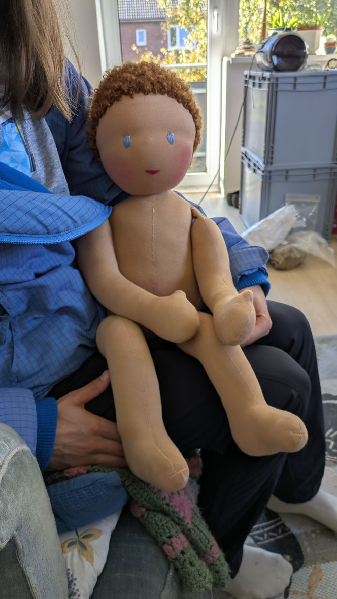 Therapiepuppe für die Kinderphysiotherapie nach z.B. Vojta oder Bobath, Demopuppe, Schulungspuppe, Übungspuppe, weiche bewegliche Therapiepuppe mit anbeugbaren Gliedern, handgemachte Stoffpuppe kaufen, Waldorfart, bewegliche Füße, lebensgroße Babypuppe