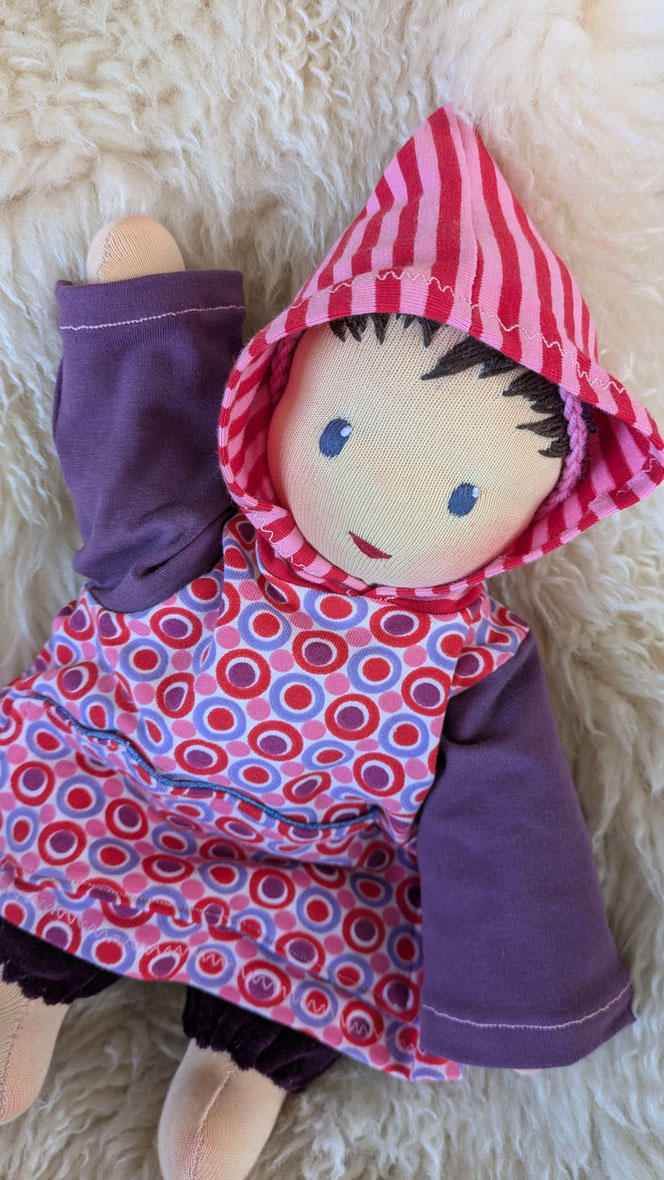 handgemachte Stoffpuppe kaufen, Waldorfart, individuelle Wunschpuppe, Schlamperle, eigene Puppe anfertigen lassen, die aussieht wie mein Kind, Puppe fürs Leben, ökofairliebt, ökologische Kinderpuppe, besonderes Taufgeschenk, Geburtsgeschenk, Naturmaterial