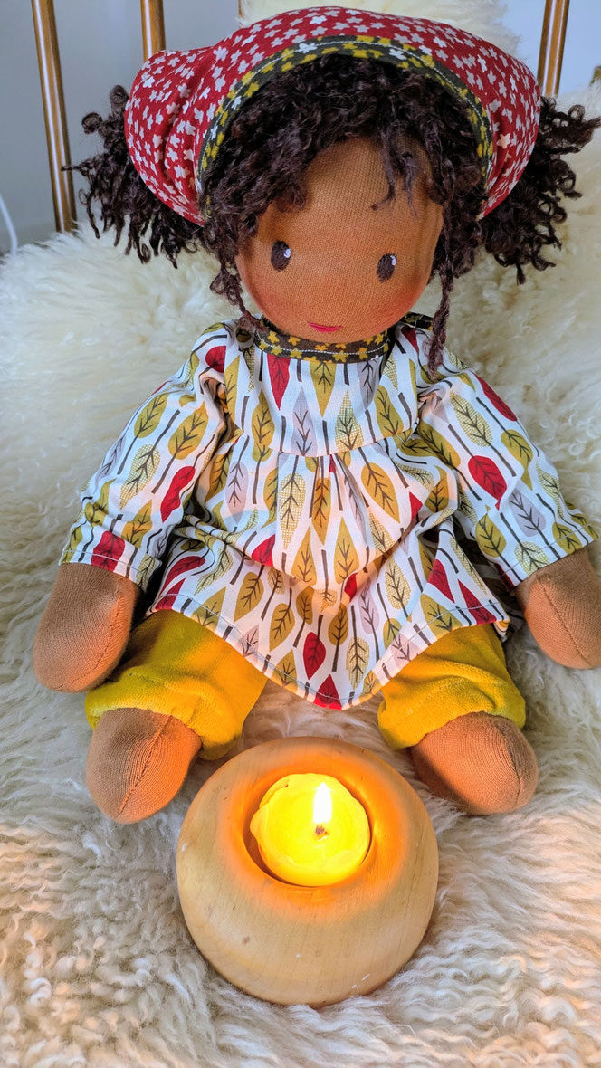schwarze Puppe, afrodeutsche Puppe, Vielfalt und Repräsentation im Kinderzimmer, diverse Puppen, Empowerment, handgemachte Stoffpuppe kaufen, Waldorfart, individuelle Wunschpuppe, eigene Puppe herstellen lassen, die aussieht wie mein Kind, bio-faire Puppe