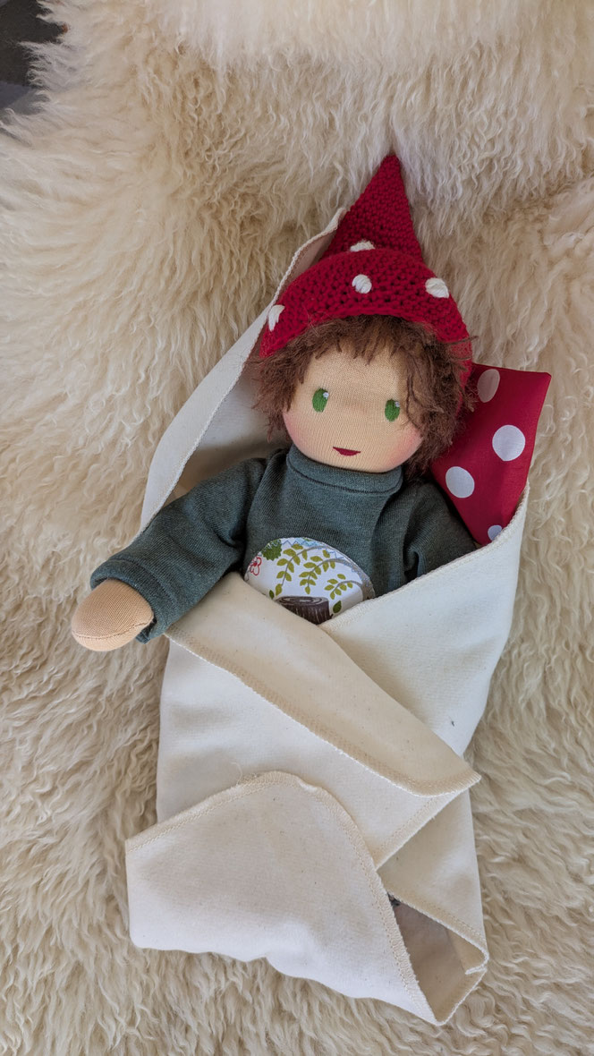 Willi Waldzwerg, handgemachte Stoffpuppe kaufen, Annette Sperling, singende Waldzwerge, Waldmusikpädagogik, individuelle Wunschpuppe, Puppenhandwerk, Waldorfart, eigene Puppe anfertigen lassen, Puppe aus Naturmaterialien, Fliegenpilzpuppe, Ökopuppe