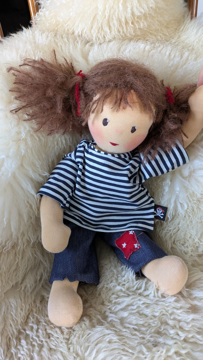 handgemachte Stoffpuppe kaufen, Piratenpuppe, Piratenmädchen, Waldorfart, eigene Puppe anfertigen lassen, individuelle Wunschpuppe, Puppenhandwerk, genderneutrale Puppe, Puppe die aussieht wie mein Kind, toughe coole Puppe, Kinder stärken, Kinder empowern