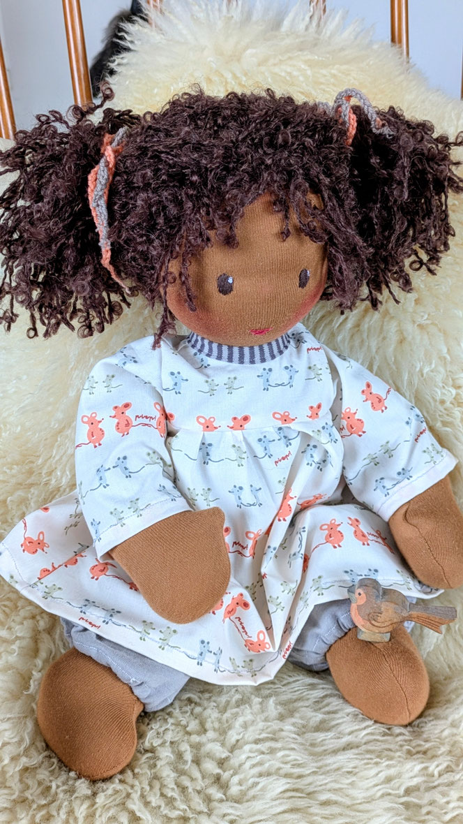 schwarze Puppe, PoC-Puppe, afrodeutsche Puppe, Vielfalt und Repräsentation im Kinderzimmer, diverse Puppen, Empowerment, handgemachte Stoffpuppe kaufen, Waldorfart, individuelle Wunschpuppe, eigene Puppe herstellen lassen, die aussieht wie mein Kind