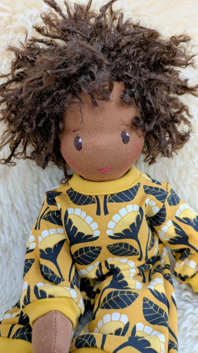 schwarze Puppe, afrodeutsche Puppe, Vielfalt und Repräsentation im Kinderzimmer, diverse Puppen, Empowerment, handgemachte Stoffpuppe kaufen, Waldorfart, individuelle Wunschpuppe, eigene Puppe herstellen lassen, die aussieht wie mein Kind, bio-faire Puppe