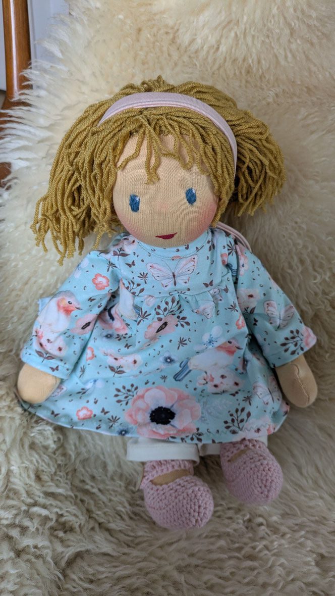 handgemachte Stoffpuppe kaufen, Waldorfart, eigene Heilungspuppe anfertigen lassen, inneres Kind Puppe, Waldorfart, individuelle Wunschpuppe, Puppenhandwerk, Anteilearbeit, Bindungstrauma, Sonnenkind, Puppenfreundin, bio-fair, Naturmaterial