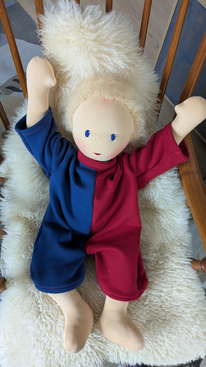 Therapiepuppe für die Kinderphysiotherapie nach z.B. Vojta oder Bobath, Demopuppe, Schulungspuppe, Übungspuppe, weiche bewegliche Therapiepuppe mit anbeugbaren Gliedern, handgemachte Stoffpuppe kaufen, Waldorfart, flexible lebensgroße Babypuppe