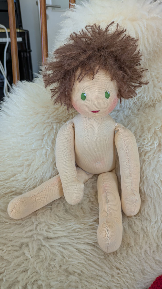 Willi Waldzwerg, handgemachte Stoffpuppe kaufen, Annette Sperling, singende Waldzwerge, Waldmusikpädagogik, individuelle Wunschpuppe, Puppenhandwerk, Waldorfart, eigene Puppe anfertigen lassen, Puppe aus Naturmaterialien, Fliegenpilzpuppe, Ökopuppe