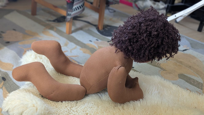 Vojtapuppe, Demopuppe, Bobathpuppe, Puppe für Kinderphysiotherapie, weiche bewegliche Therapiepuppe mit anbeugbaren Gliedern, handgemachte Stoffpuppe kaufen, Waldorfart, eigene individuelle Wunschpuppe herstellen lassen, PoC-Puppe, schwarze Puppe, Babypup