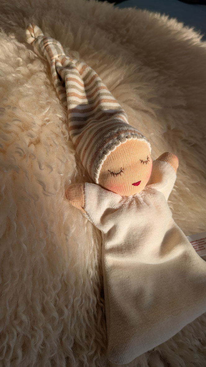 Nuckelpüppchen, Geburtsgeschenk, Taufgeschenk, erste Puppe, Greifling, Waldorfart, handgemachte Stoffpuppe kaufen, eigene Puppe herstellen lassen, Puppe anfertigen lassen, die aussieht wie mein Kind, bio-faire Naturmaterialien, Puppenhandwerk, ökologisch