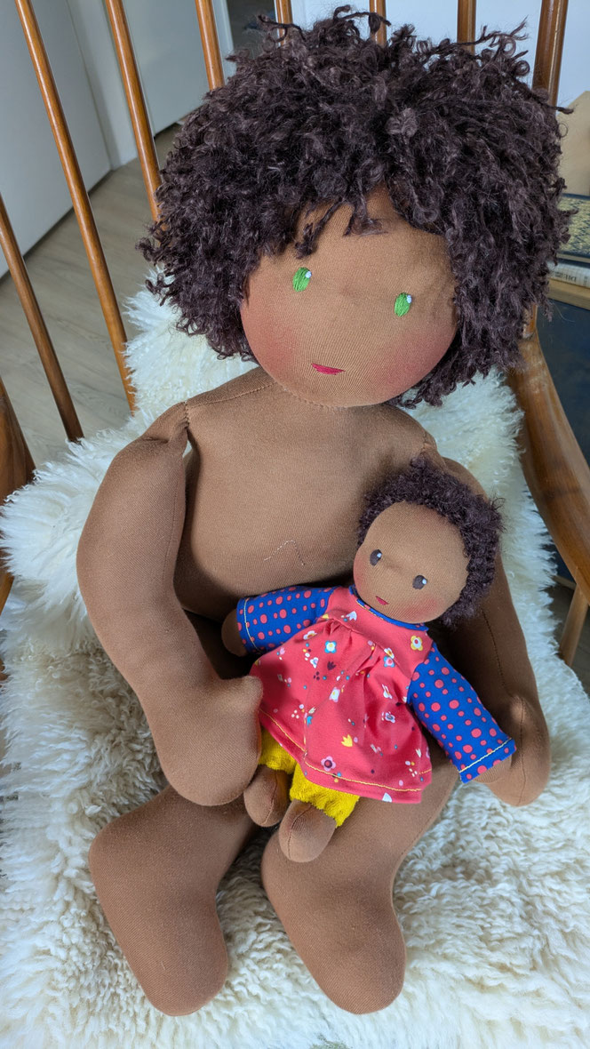 handgemachte Stoffpuppe kaufen, PoC-Puppe, schwarze Puppe, afrikanische Puppe, Demopuppe, Bobathpuppe, Therapiepuppe, vorurteilsfrei, diskriminierungssensibel, Waldorfart, eigene Puppe anfertigen lassen, individuelle Wunschpuppe, Puppenhandwerk